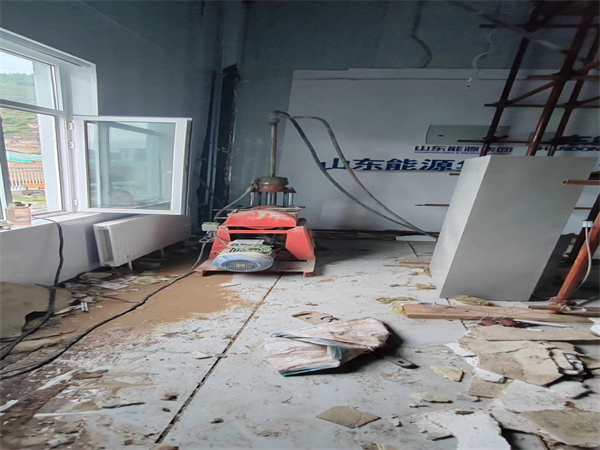 尖峰镇地基基础下沉墙体裂缝加固注浆顶升施工