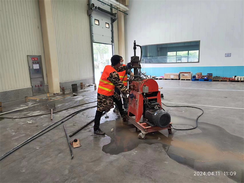 尖峰镇厂房地面下沉塌陷注浆加固施工